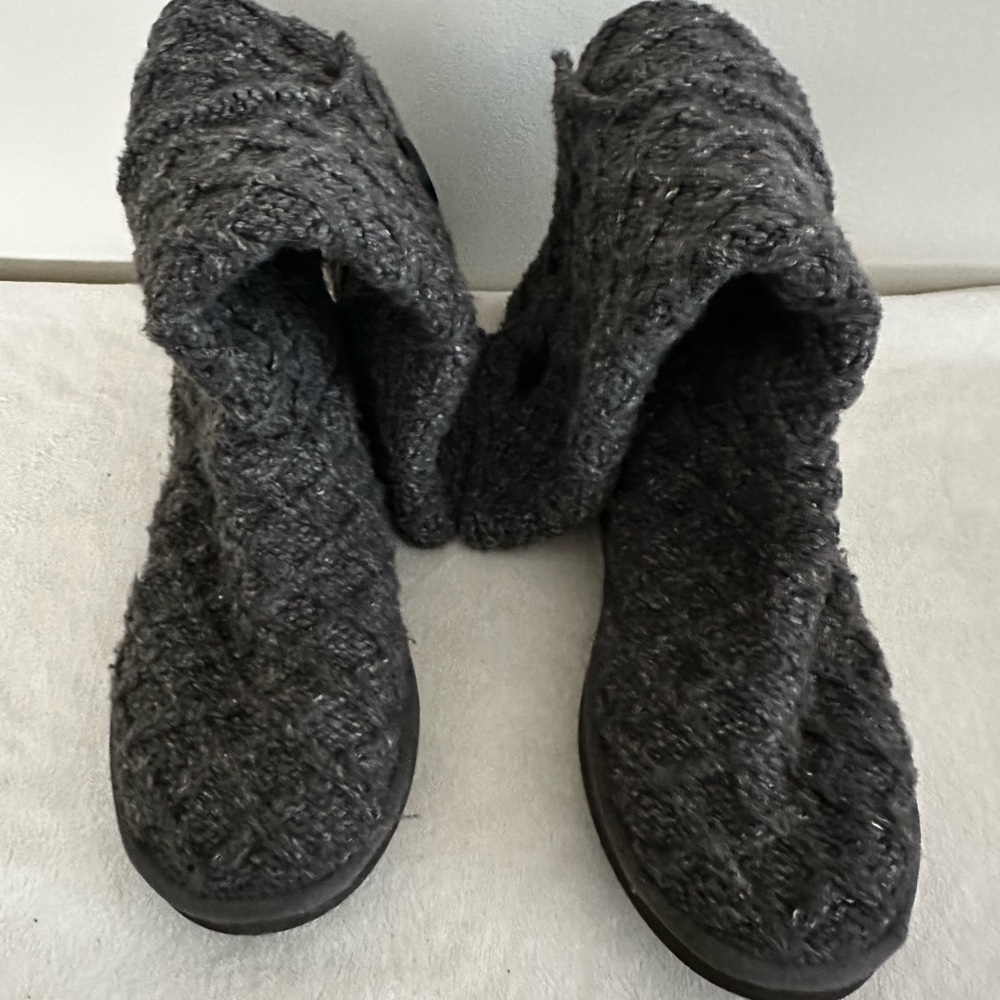 LADIES UGHS. CHARCOAL GRAY. SIZE 9
